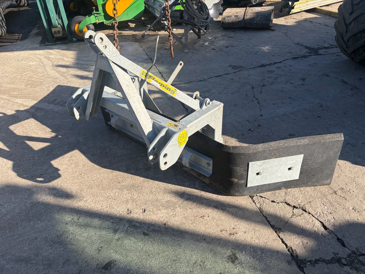 Fleming Galvanised Yard Scraper - Image 3
