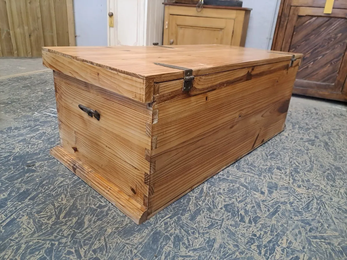 Large rustic pine storage trunk - Image 2