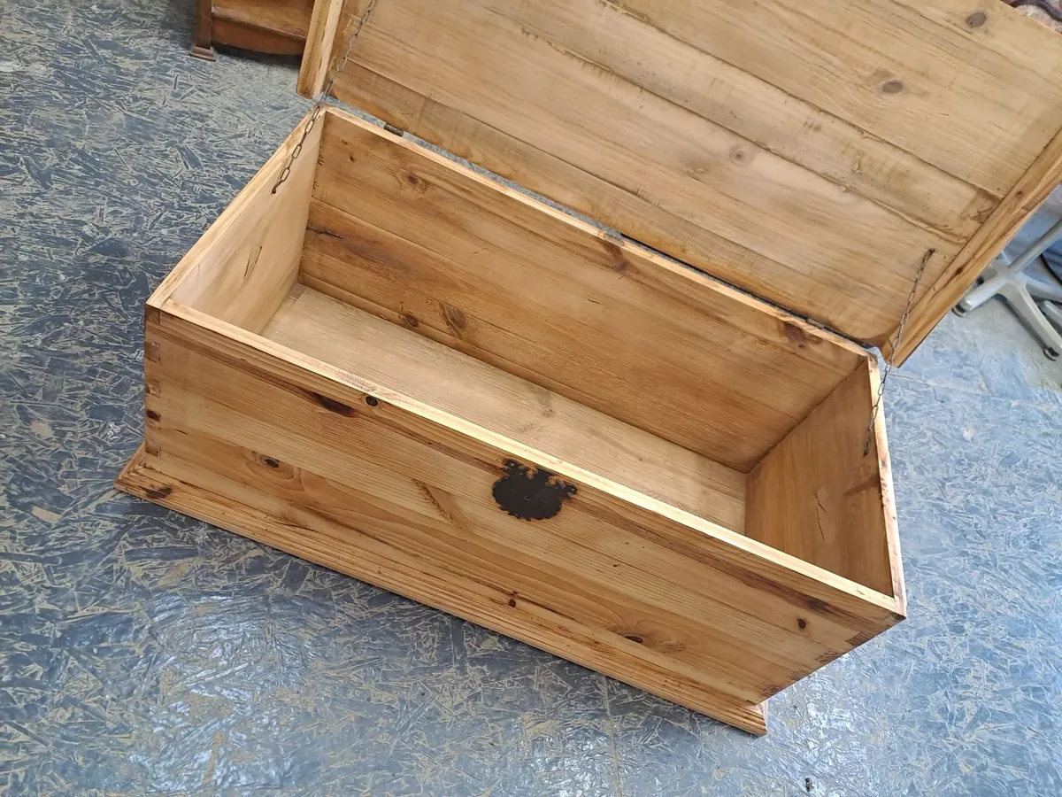 Large rustic pine storage trunk - Image 3