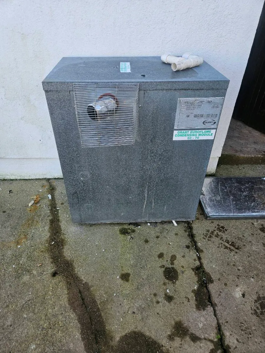 Oil burner and oil tank - Image 1