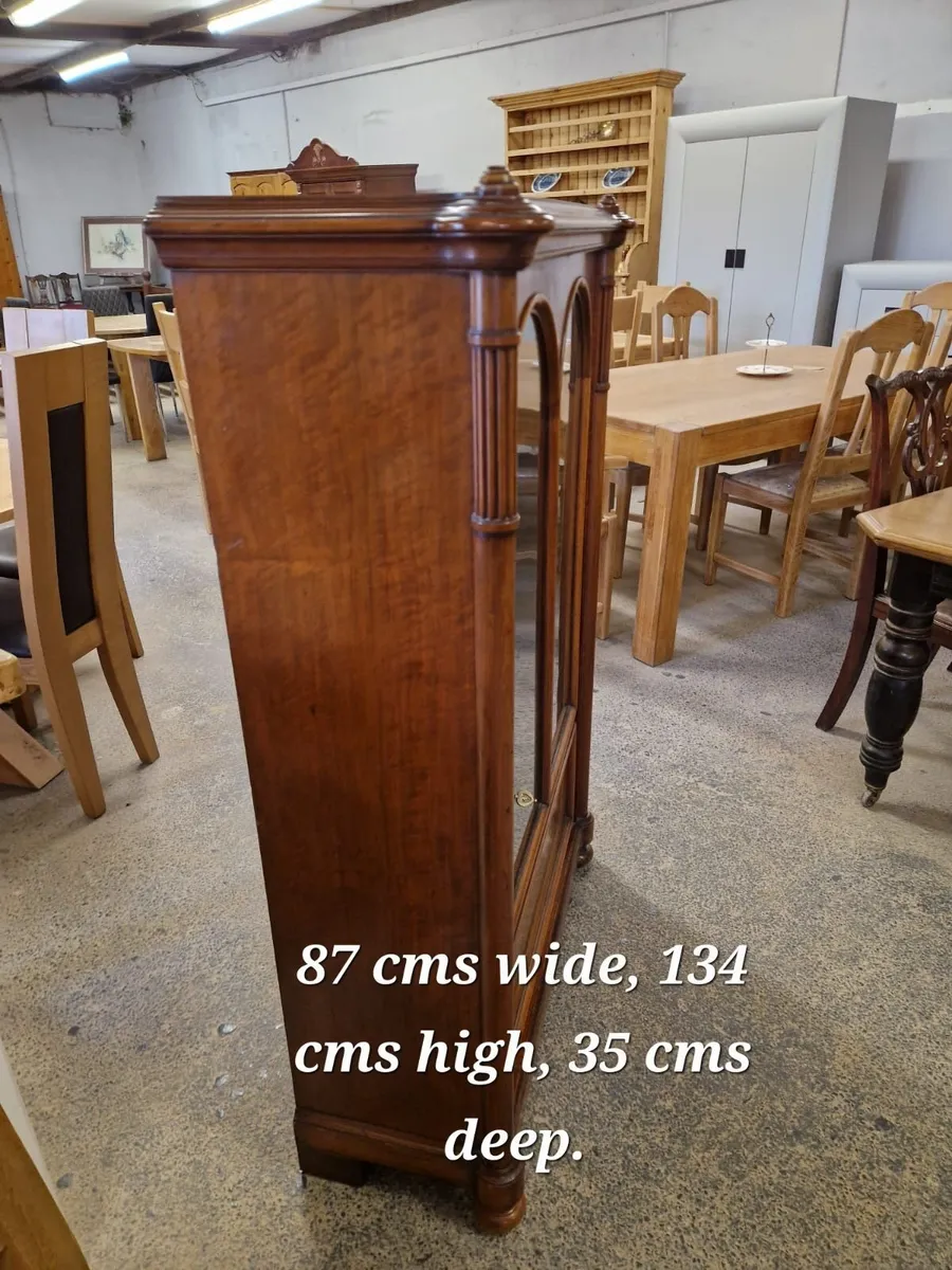 Early 1900s walnut display cabinet - Image 3