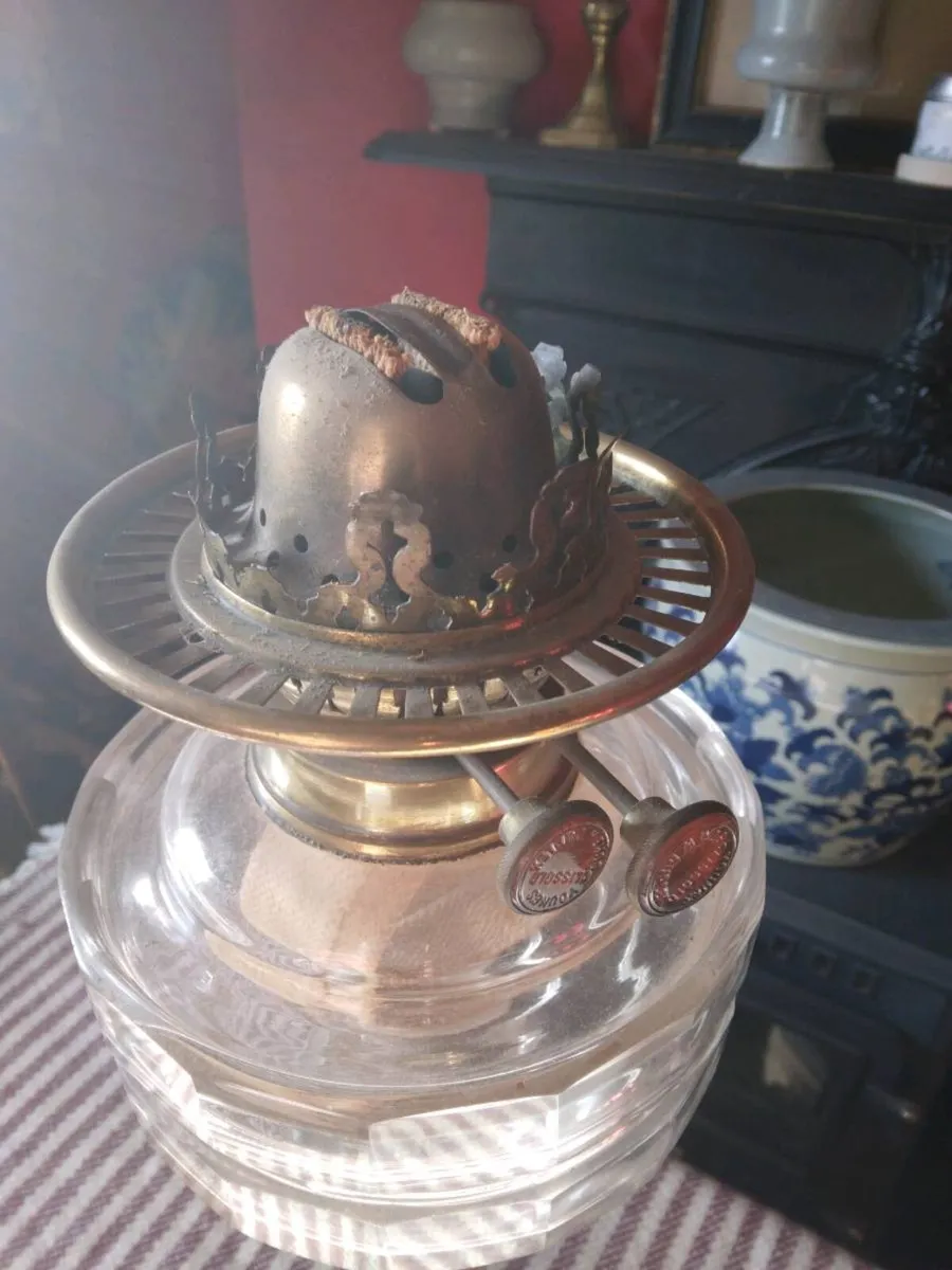 Antique oil lamp - Image 4