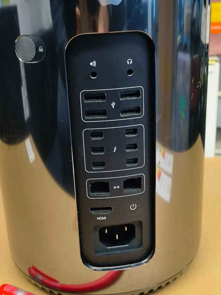 Apple Mac Pro (Late 2013) A1481 3.7GHz Intel Xeon E5, 32GB RAM, 1TB SDD macOS Sequoia (Graphics: AMD FirePro D300 2GB) - Image 3