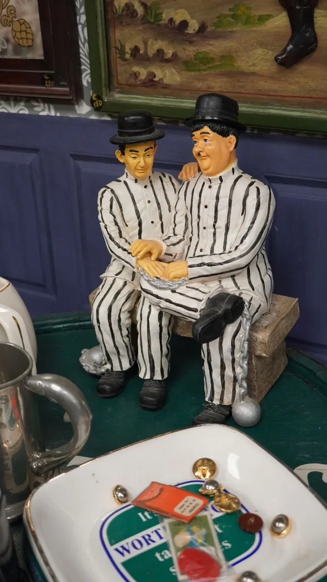Laurel & Hardy Jailbirds Figurine - Image 1