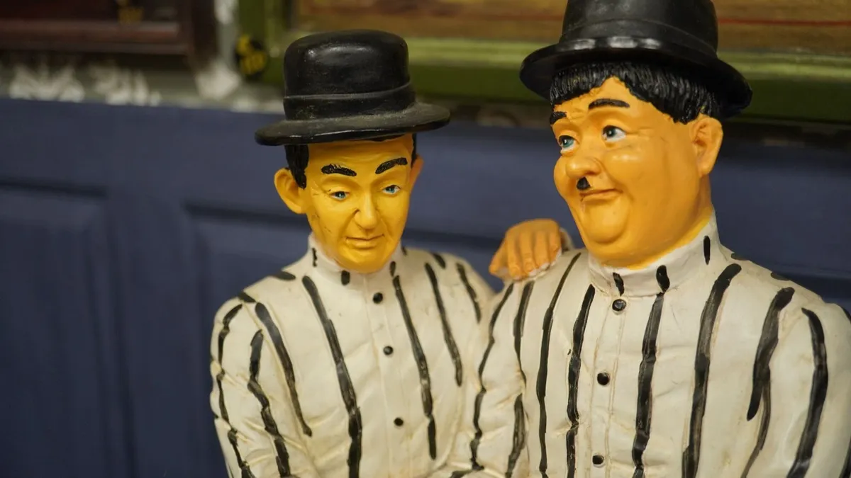 Laurel & Hardy Jailbirds Figurine - Image 2