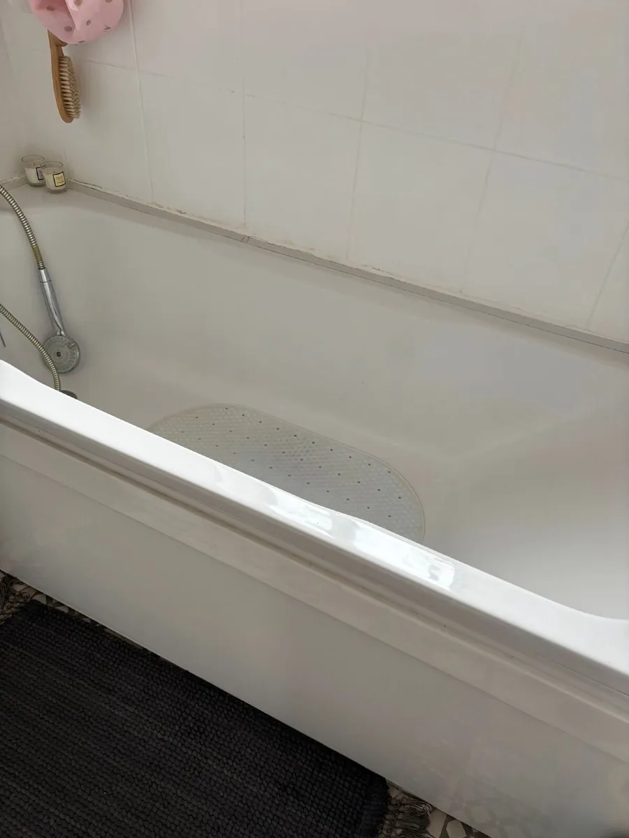 Bathroom suite - Image 1