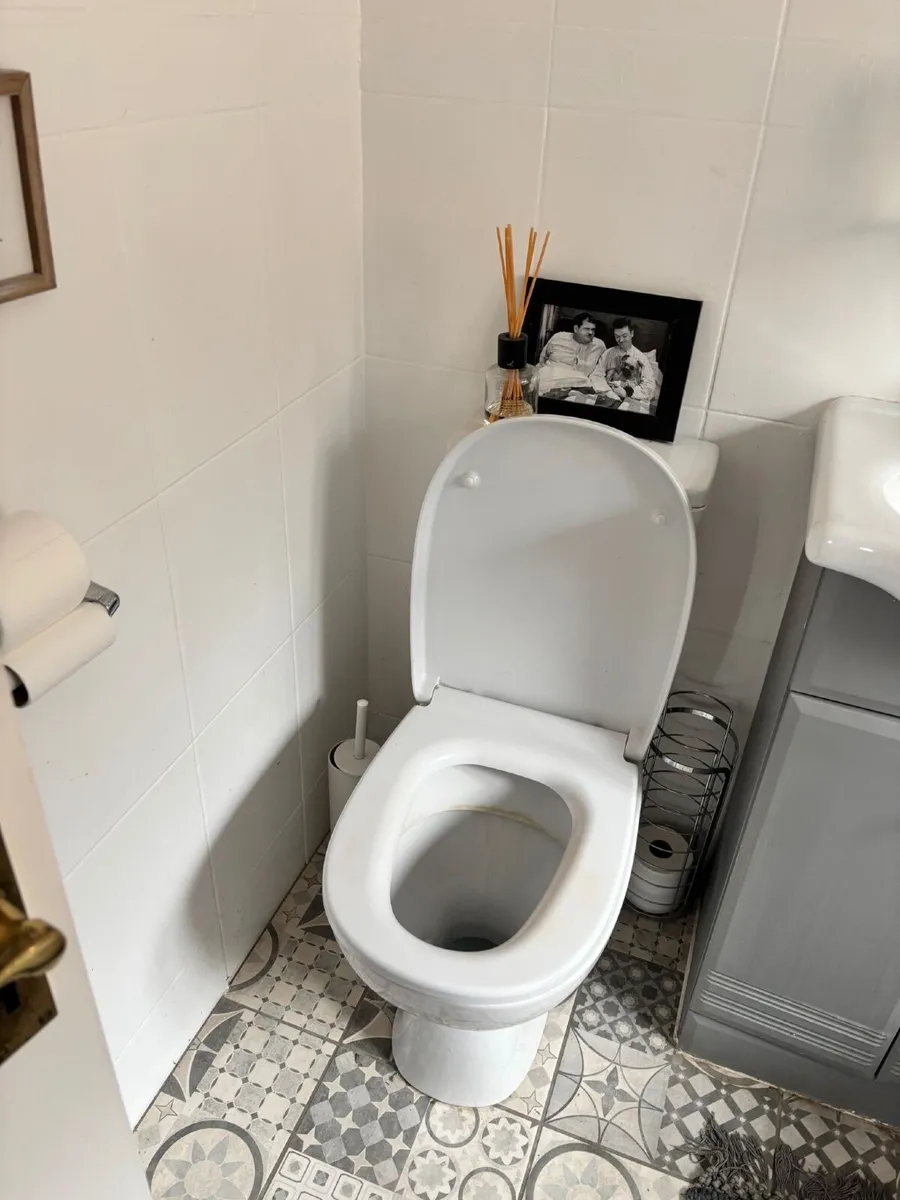 Bathroom suite - Image 2