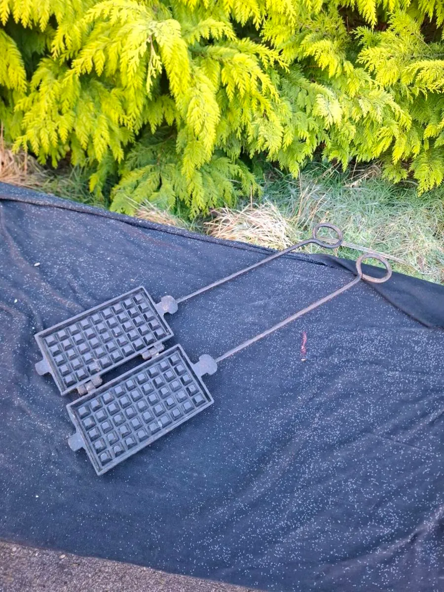 By post only Cast iron  antique waffles maker - Image 2