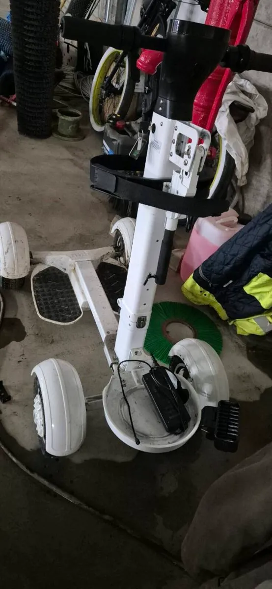 Golf buggie - Image 1