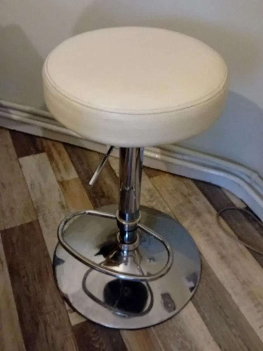 Kitchen stools - Image 1