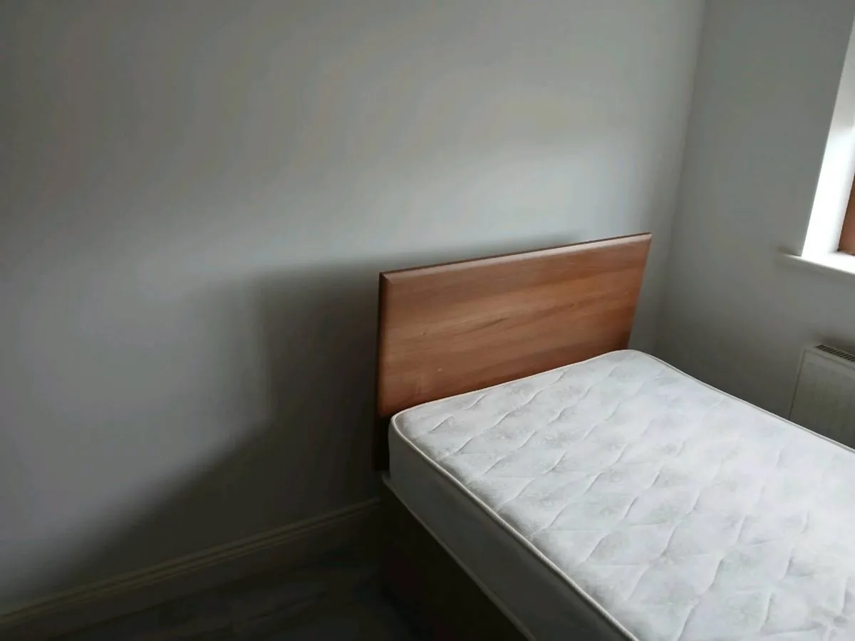 2 single beds - Image 4