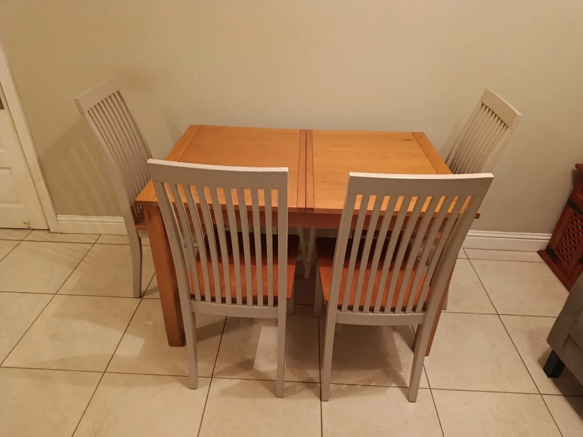 Kitchen table and chairs - Image 1