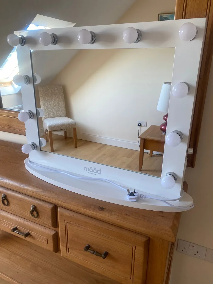 Make up table - Image 2