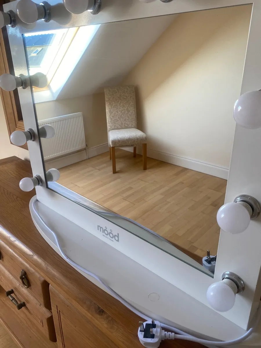 Make up table - Image 3