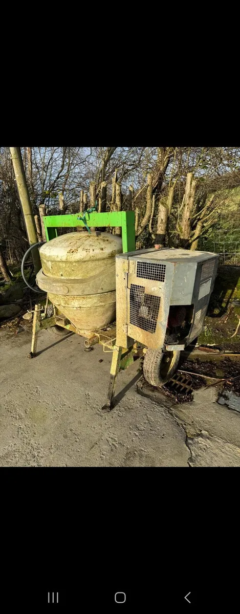 4 bag .Belle altrad cement mixer. Towable mixer - Image 1