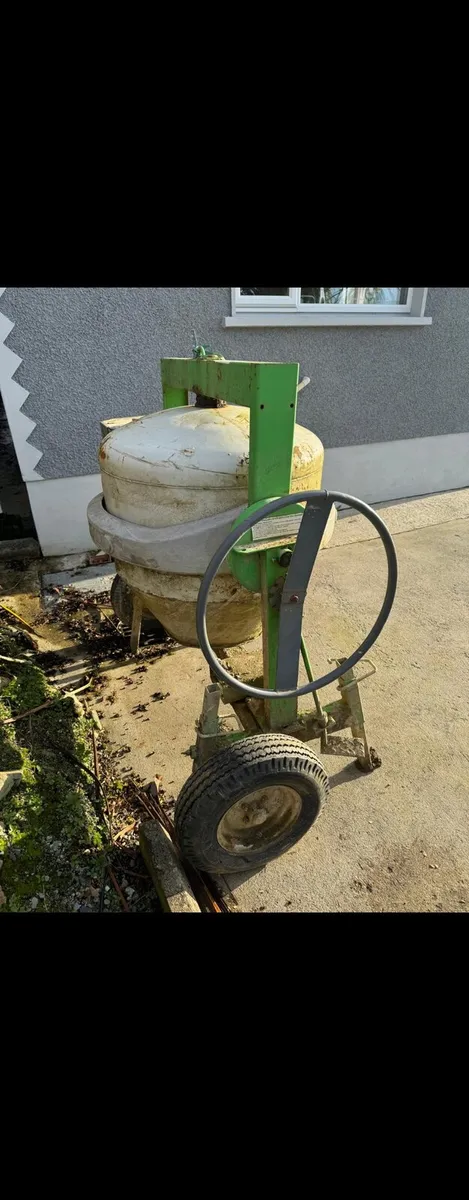 4 bag .Belle altrad cement mixer. Towable mixer - Image 4