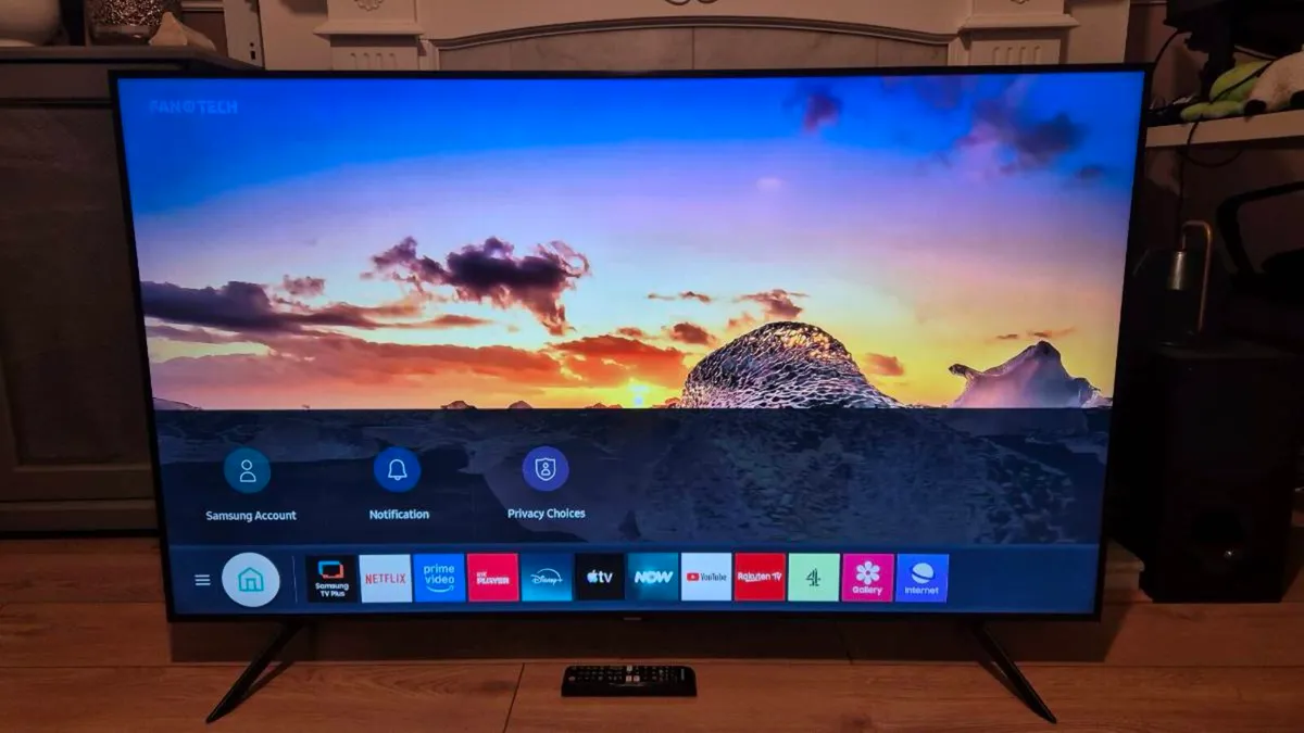 55" SAMSUNG 4K UHD Smart TV - Image 4