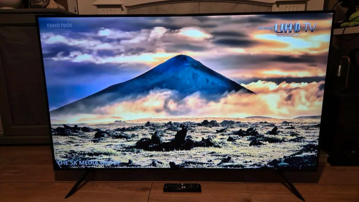 55" SAMSUNG 4K UHD Smart TV - Image 2