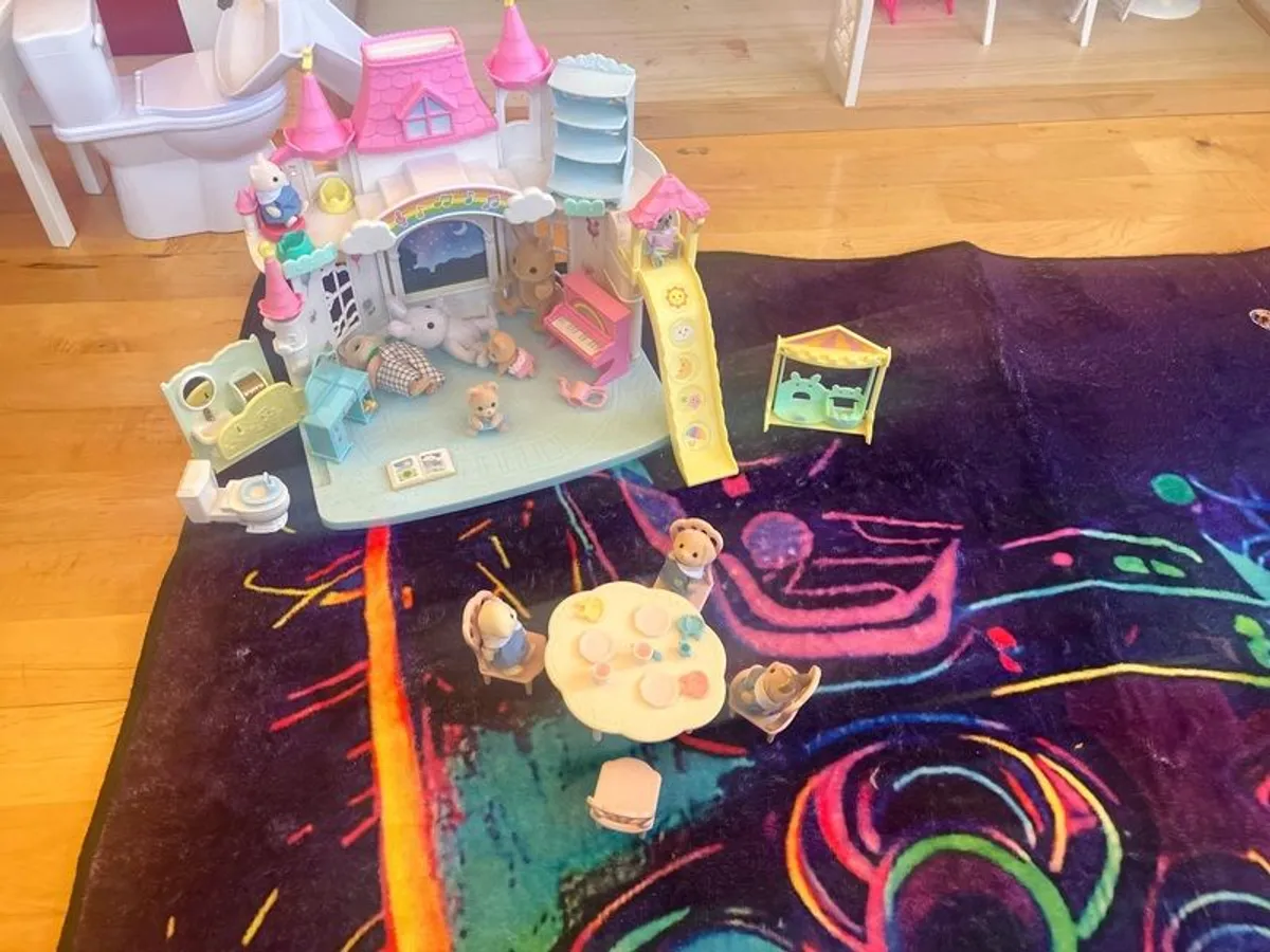 sylvanians nursery, bathroom and table and chairs - Image 1