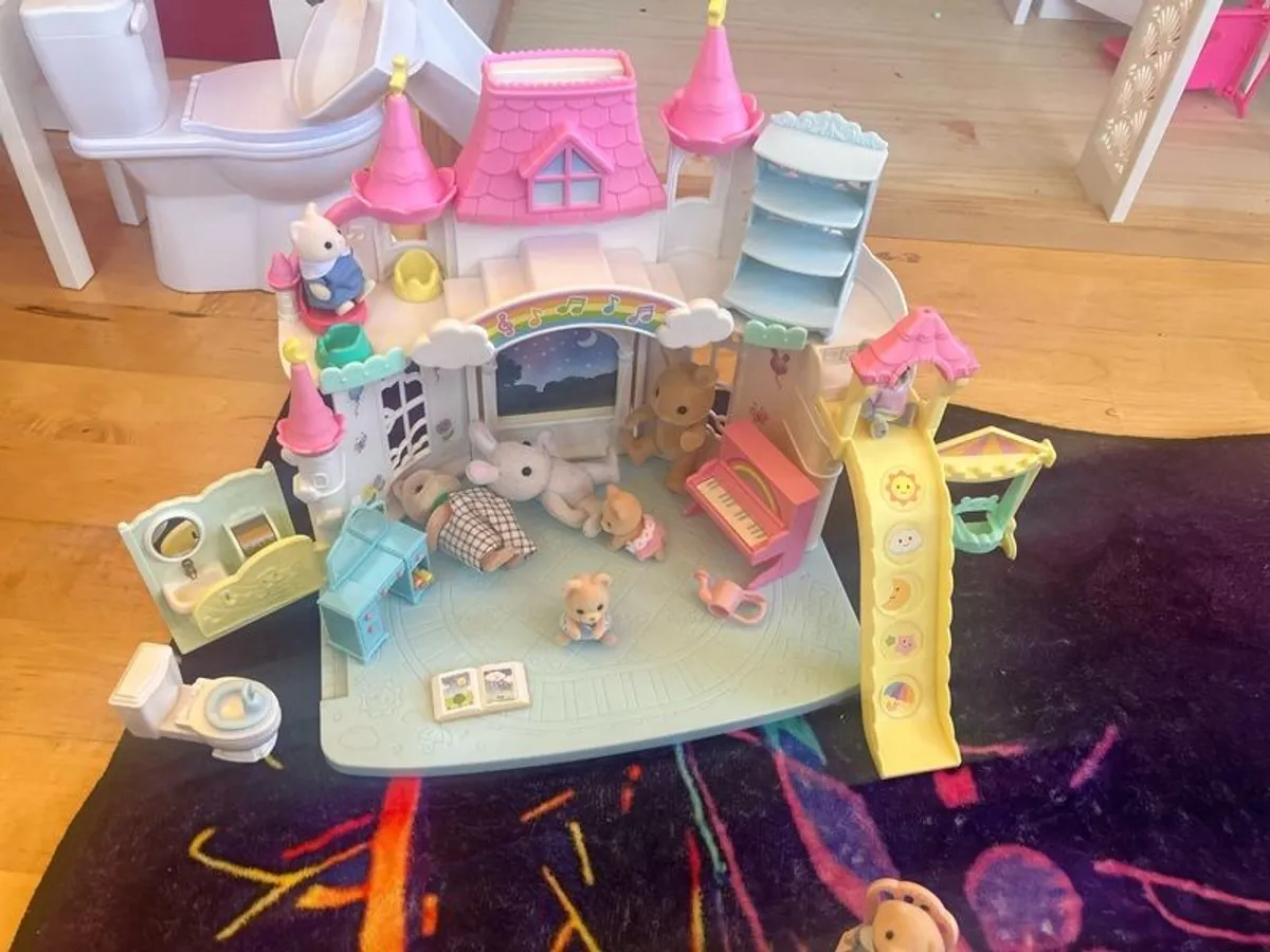 sylvanians nursery, bathroom and table and chairs - Image 2