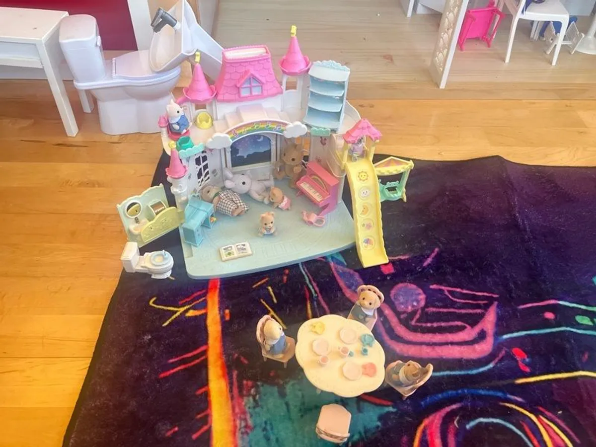 sylvanians nursery, bathroom and table and chairs - Image 3