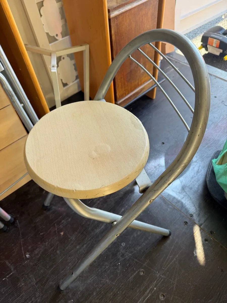 2 foldable chairs - Image 1