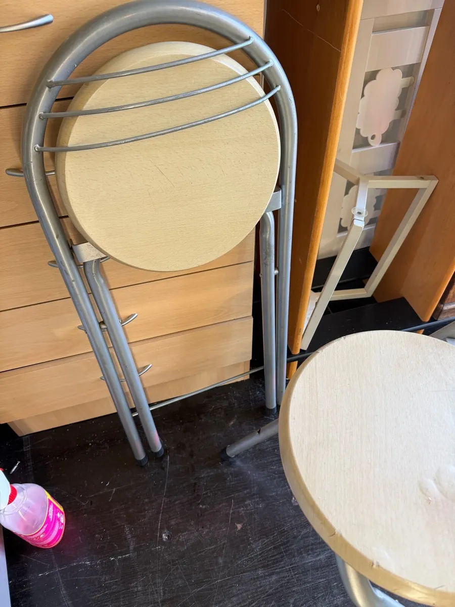 2 foldable chairs - Image 2