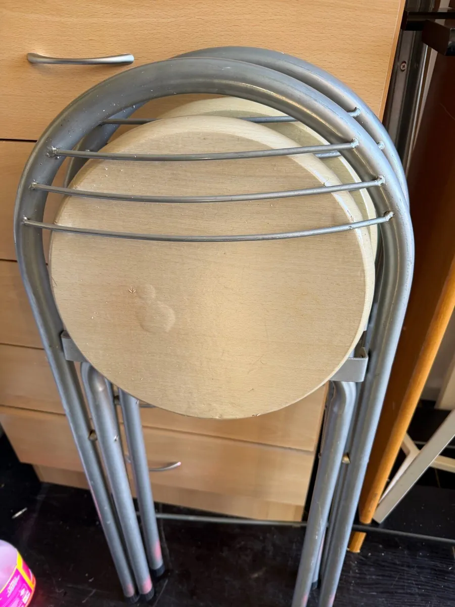 2 foldable chairs - Image 3