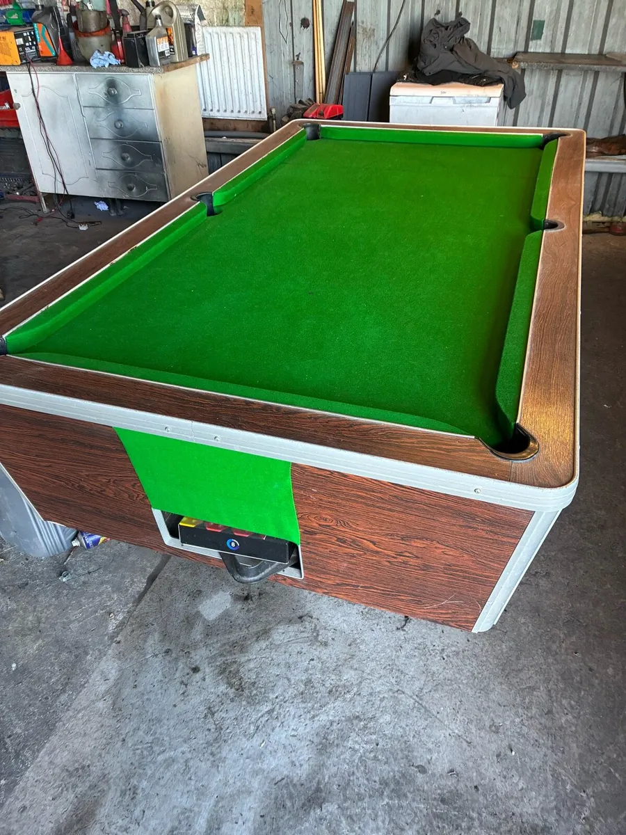 Pool table - Image 1