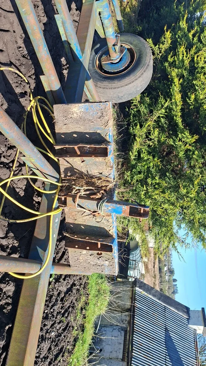 Bale hamdler and box for sale - Image 1