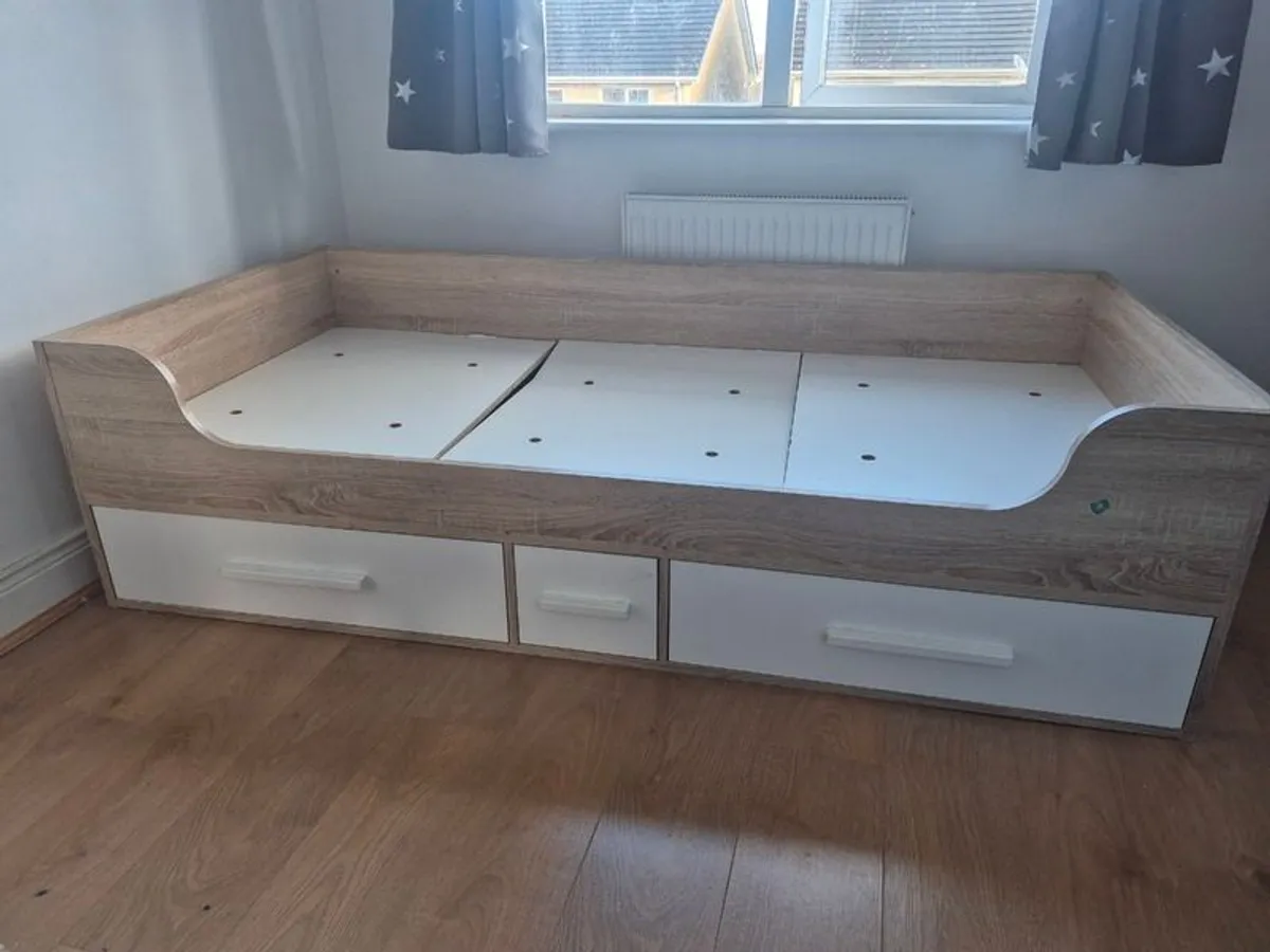 Single bed - Image 1