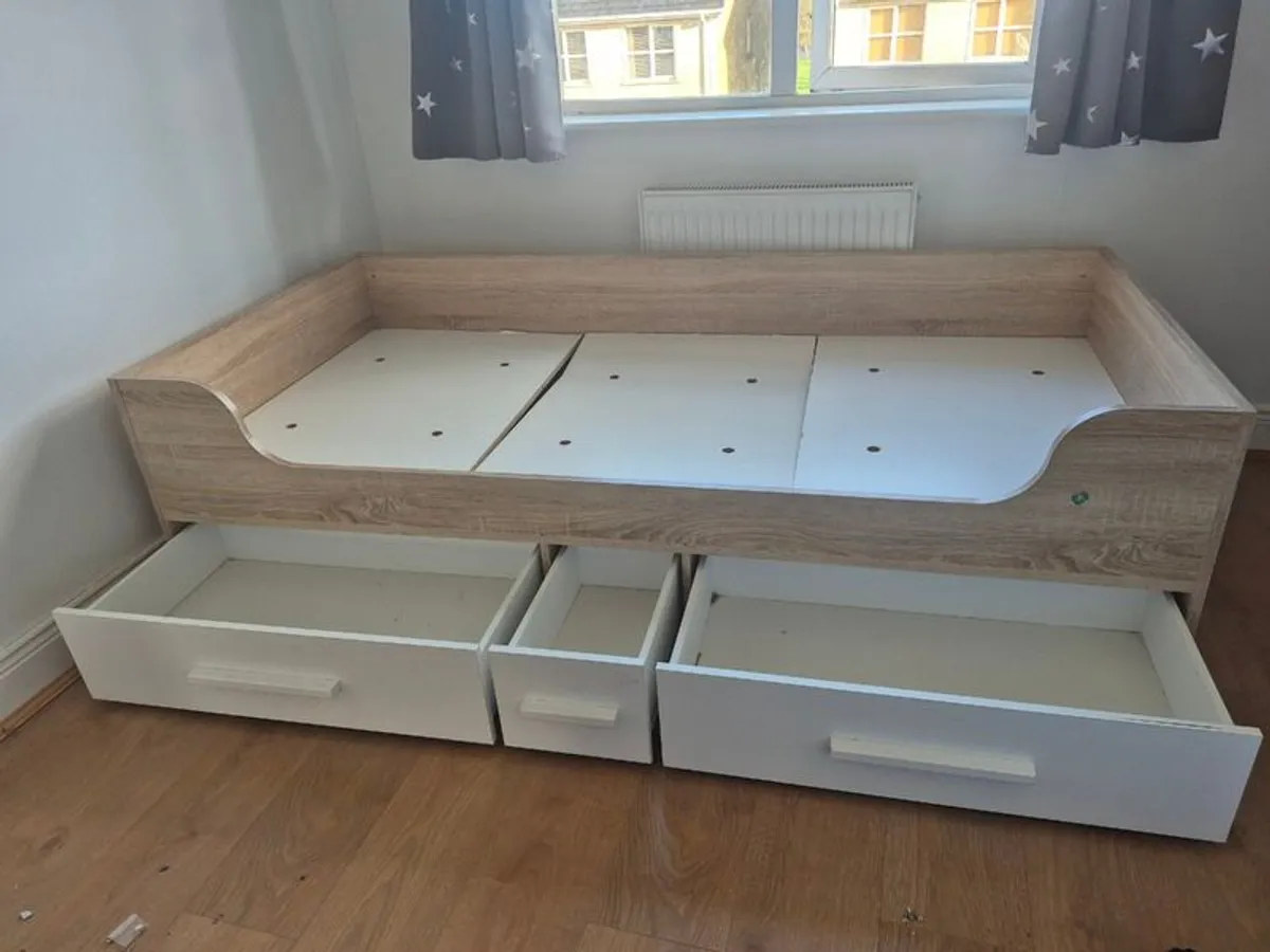 Single bed - Image 2