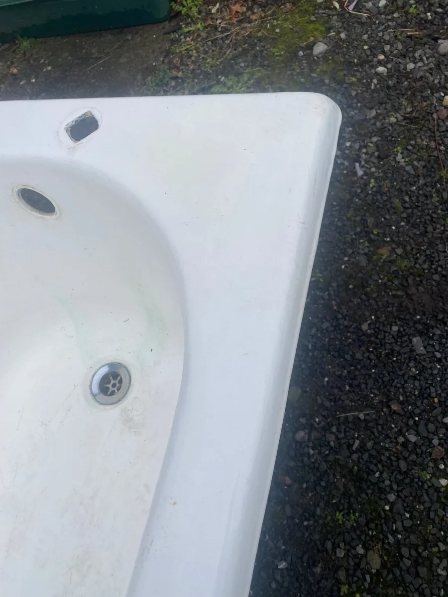 Cast iron bath - Image 1