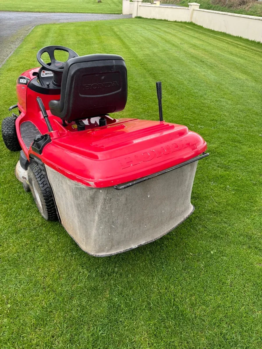 Ride on Honda lawnmower for sale - Image 2