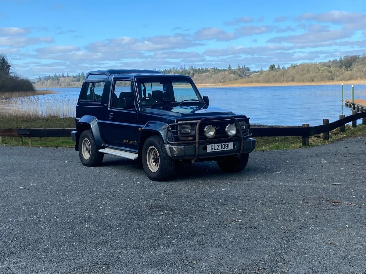 Daihatsu fourtrak passanger - Image 4