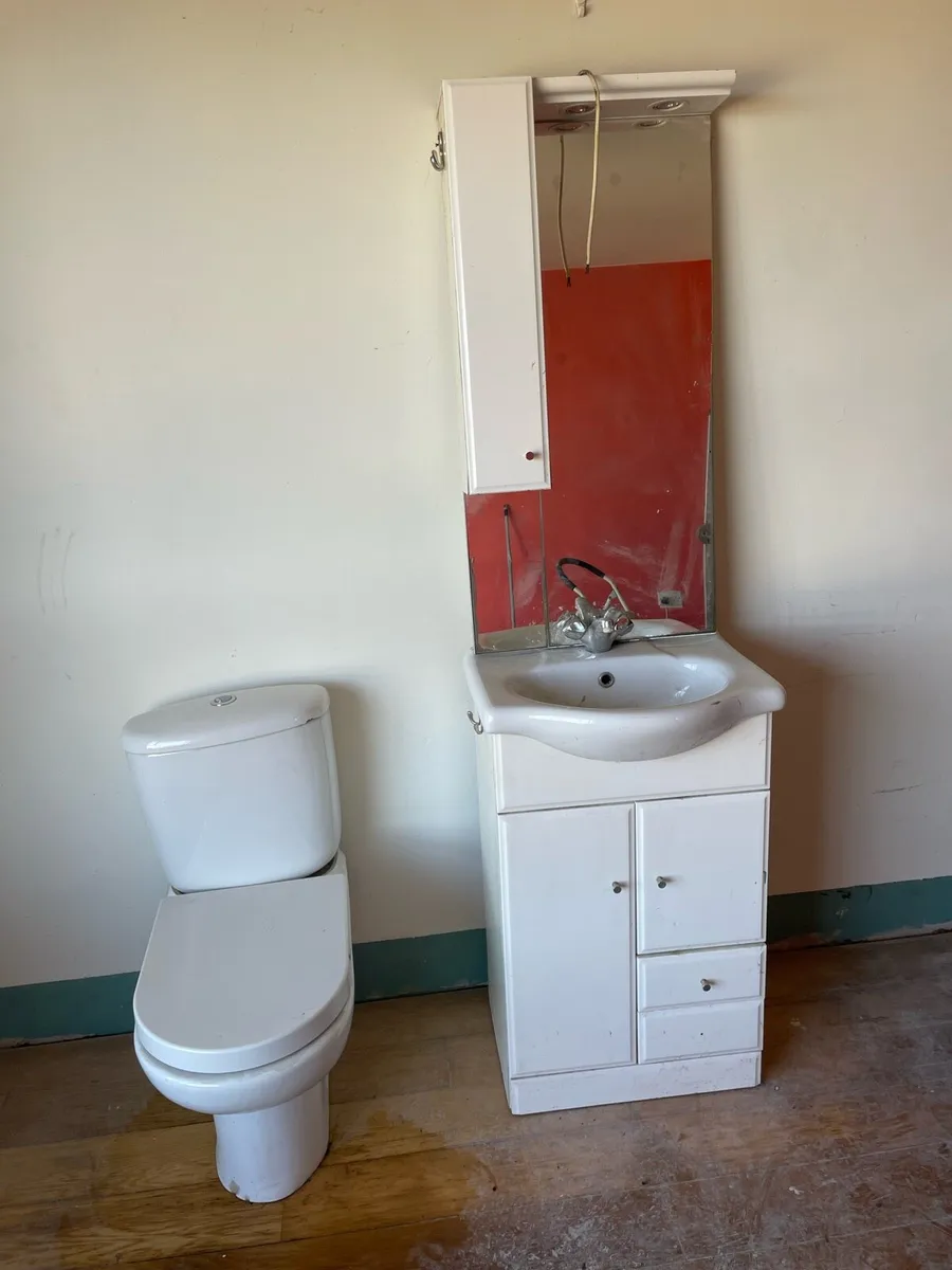 Modern vanity + toilet - Image 1