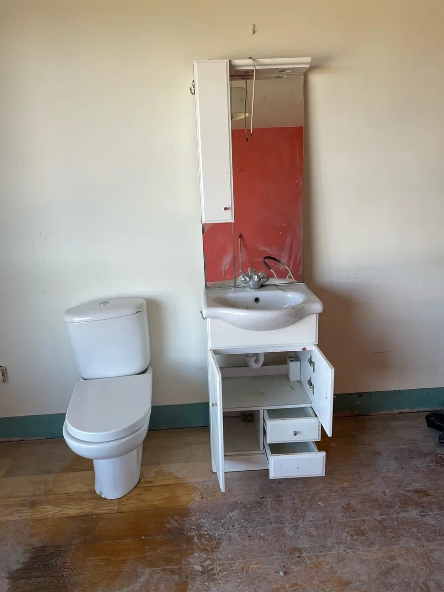 Modern vanity + toilet - Image 2