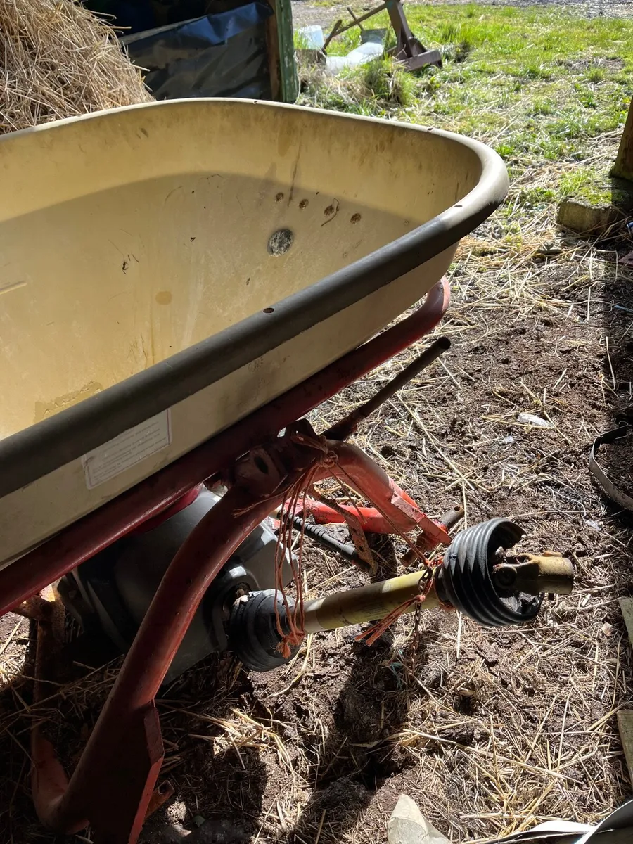 Vicon fertiliser spreader - Image 1