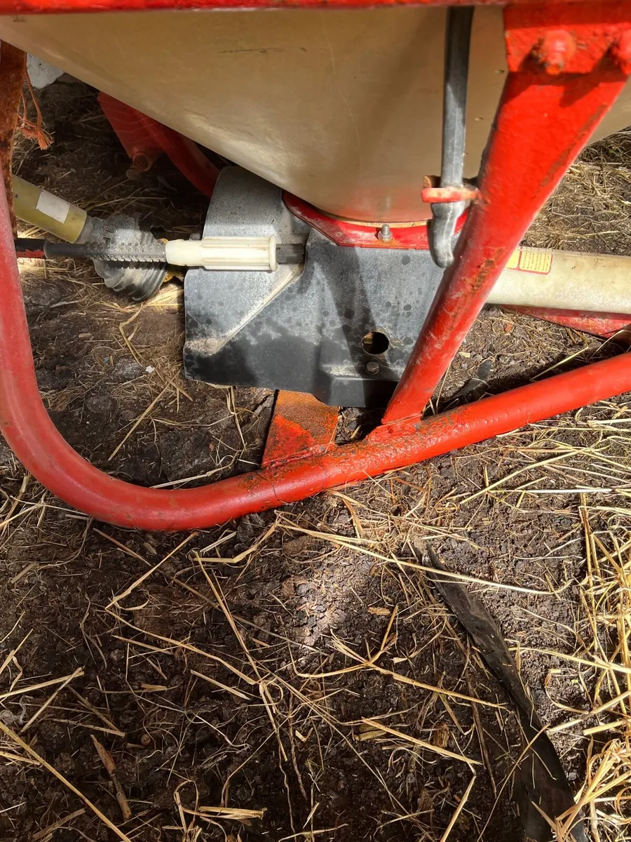 Vicon fertiliser spreader - Image 4