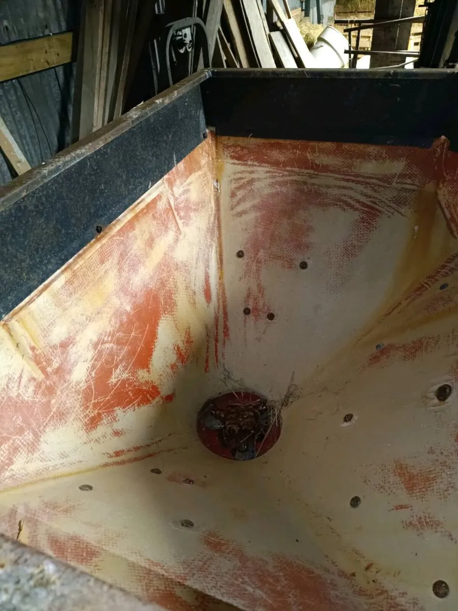 600kg Fertiliser spreader - Image 4