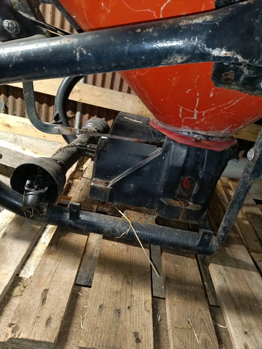 600kg Fertiliser spreader - Image 2