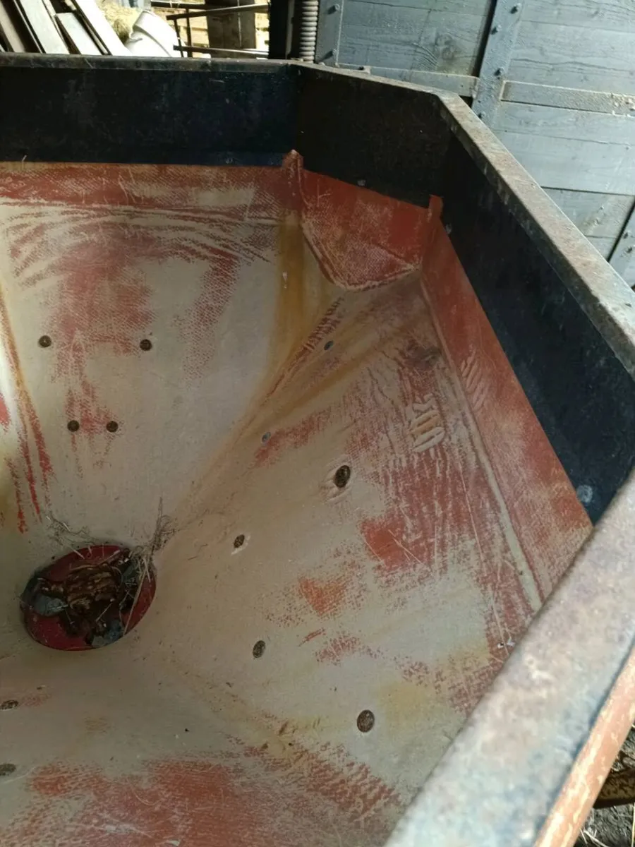 600kg Fertiliser spreader - Image 3