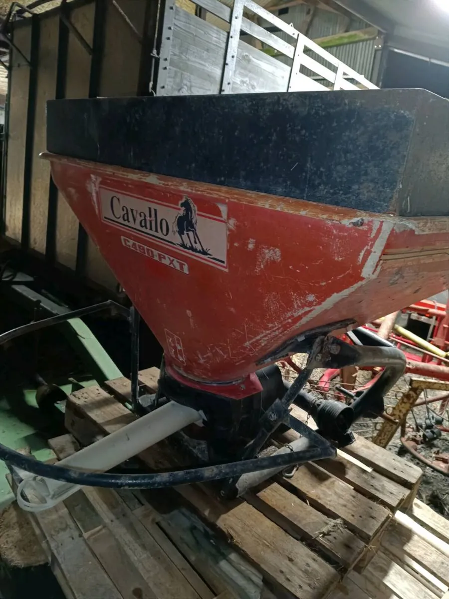 600kg Fertiliser spreader - Image 1