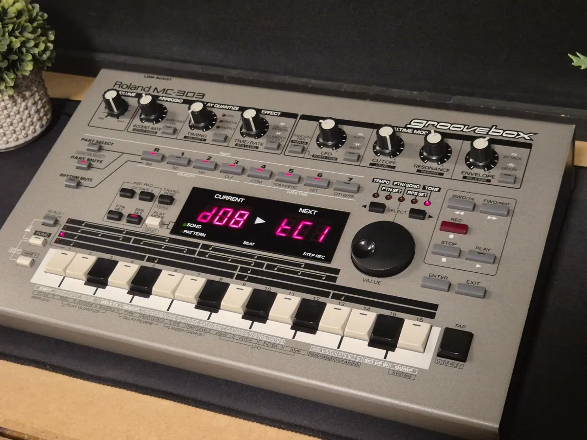 Roland MC-303 Groovebox (Free Shipping) - Image 4