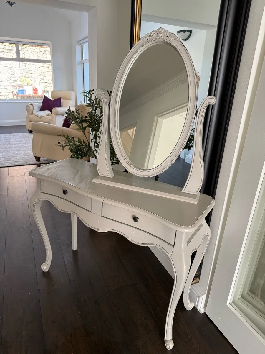 Table and mirror - Image 2