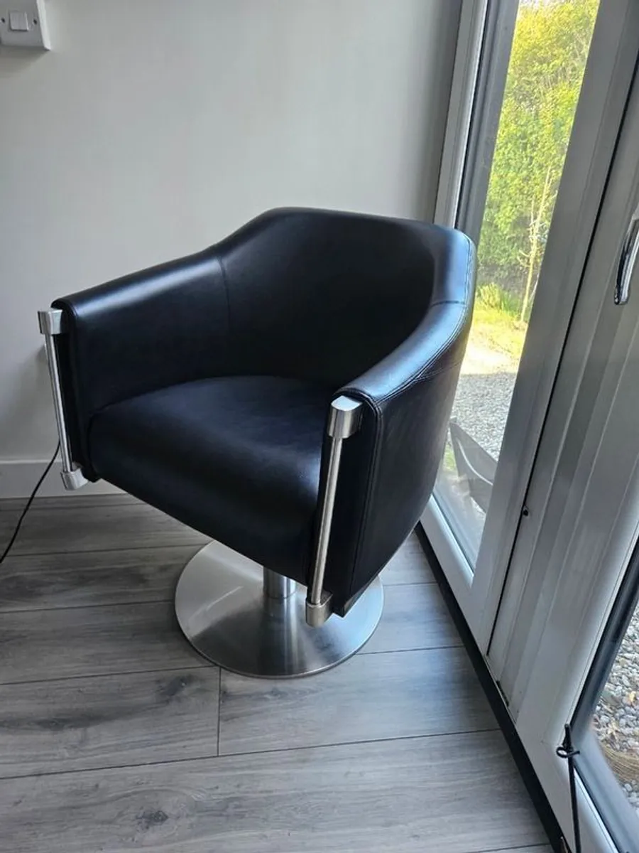 Hairdressers/beauticians chair. - Image 1