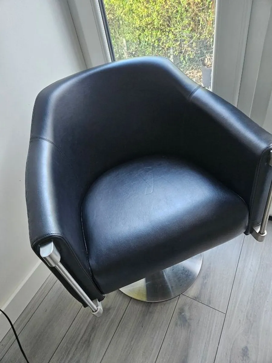 Hairdressers/beauticians chair. - Image 3