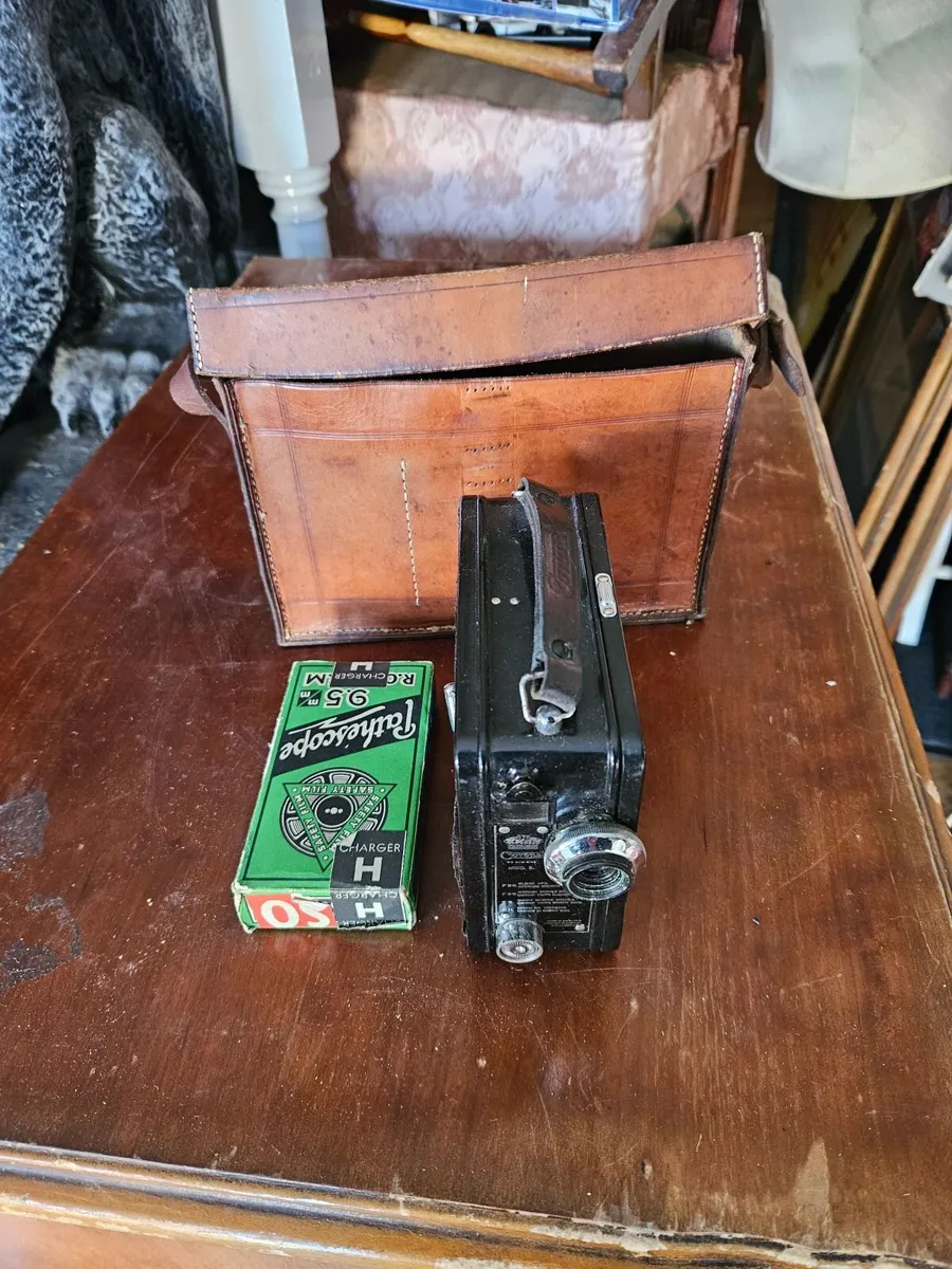 Vintage Coronet Camera in Case - Image 1