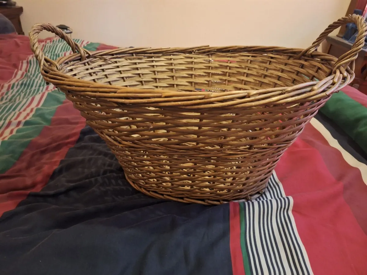Vintage woven wicker turf basket - Image 2
