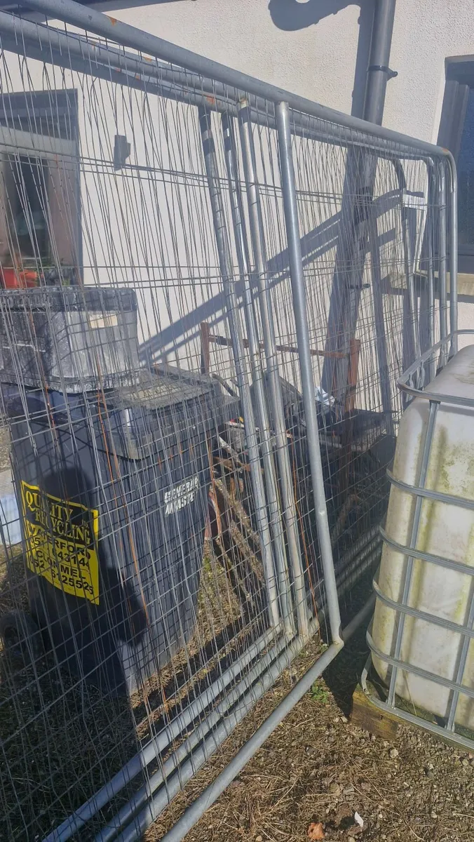 ICB tank and 4 sections of harris fencing - Image 1